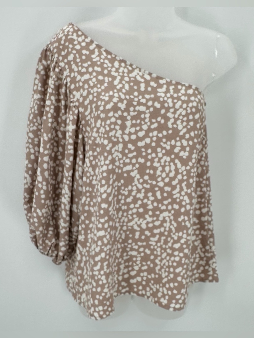 GILLI Top Womens S Beige Tan Polka Dot One Shoulder Flowy Going Out Blouse